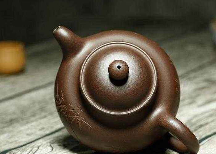 坭兴陶茶壶上面的小孔是干嘛用的？