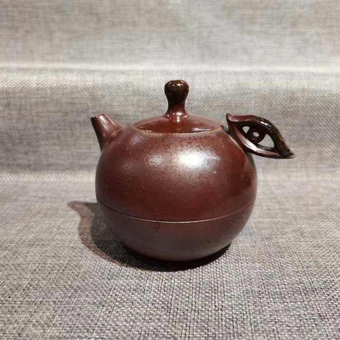 坭兴陶在其发展过程中，如何逐步地成长成为现在茶文化的代表和象征的呢