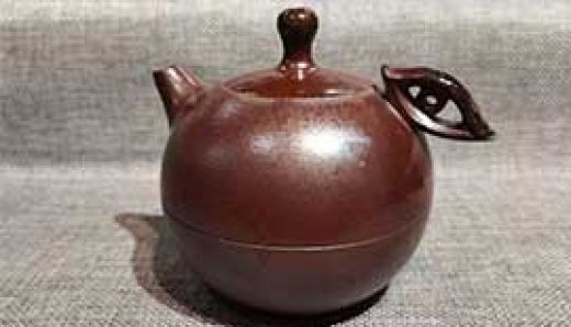 坭兴陶在其发展过程中，如何逐步地成长成为现在茶文化的代表和象征的呢