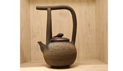 每一个喜欢坭兴陶茶壶的人，都有一把心爱的提梁壶